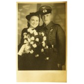 Saksalainen jalkaväen kenttäväki päällystakissa vaimonsa kanssa vuonna 1942 vuonna 1942